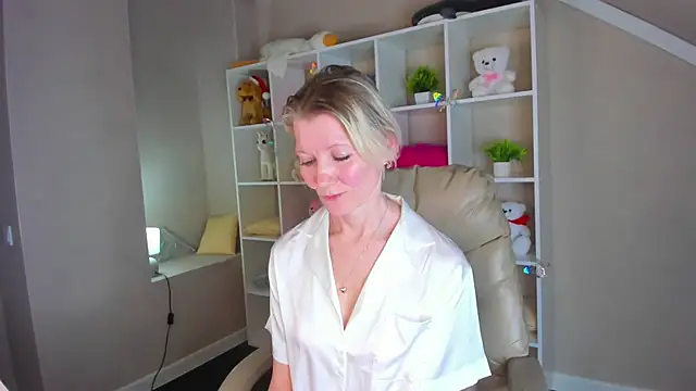 Julie Lucas online show from March 3, 2:39 am