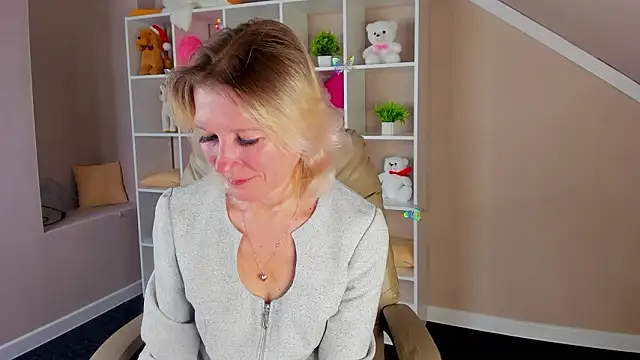 Julie Lucas online show from March 14, 12:39 am