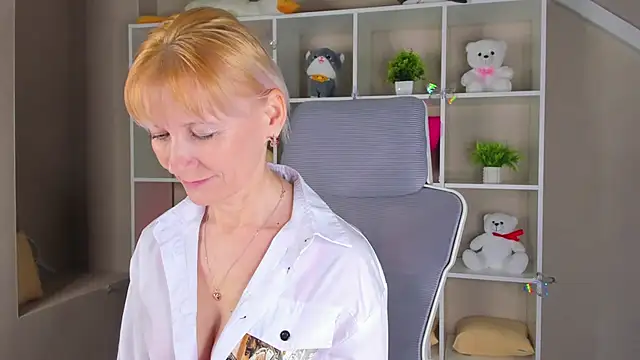 Julie Lucas online show from April 2, 12:52 am