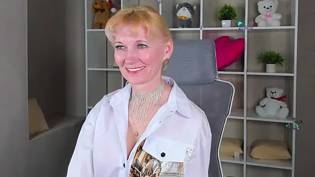 Julie Lucas online show from April 6, 12:19 am