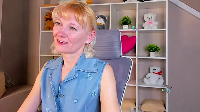 Julie Lucas online show from April 7, 12:33 am