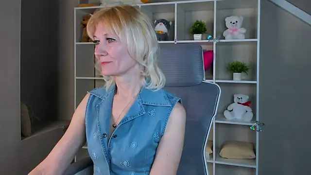 Julie Lucas online show from April 10, 12:38 am