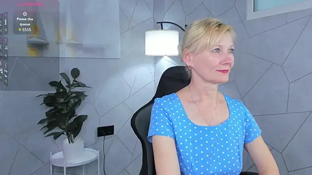 Snapshot of Julie_Lucas chatting on June 3, 12:24 am Julie Lucas online show from June 3, 12:24 am
