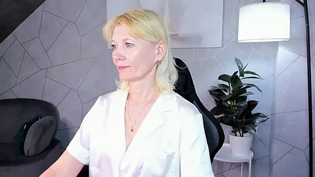 Snapshot of Julie_Lucas chatting on June 4, 12:05 am Julie Lucas online show from June 4, 12:05 am