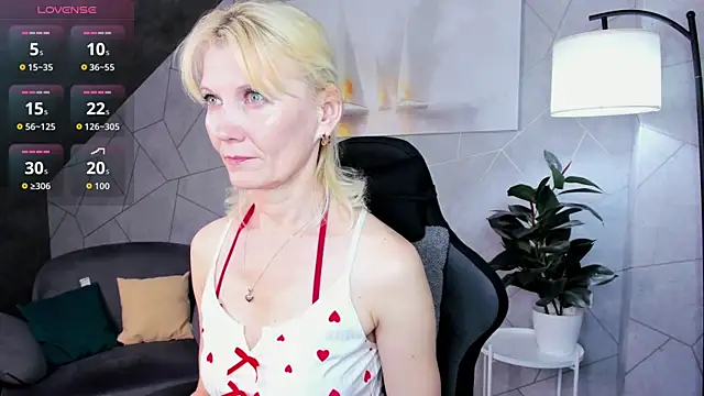 Snapshot of Julie_Lucas chatting on June 4, 11:55 pm Julie Lucas online show from June 4, 11:55 pm