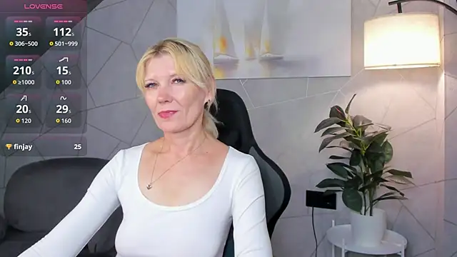 Snapshot of Julie_Lucas chatting on July 3, 11:44 pm Julie Lucas online show from July 3, 11:44 pm
