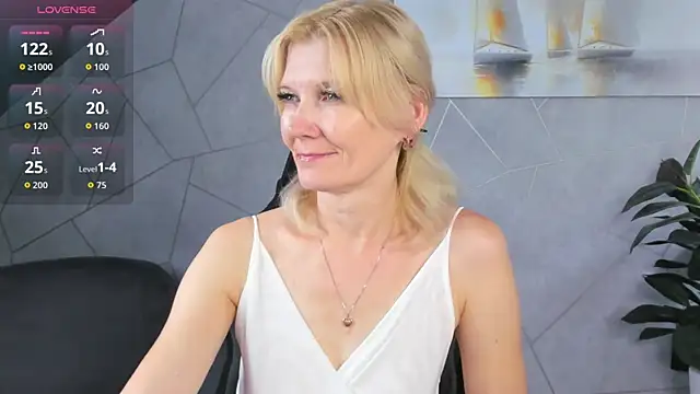 Snapshot of Julie_Lucas chatting on July 23, 12:24 am Julie Lucas online show from July 23, 12:24 am