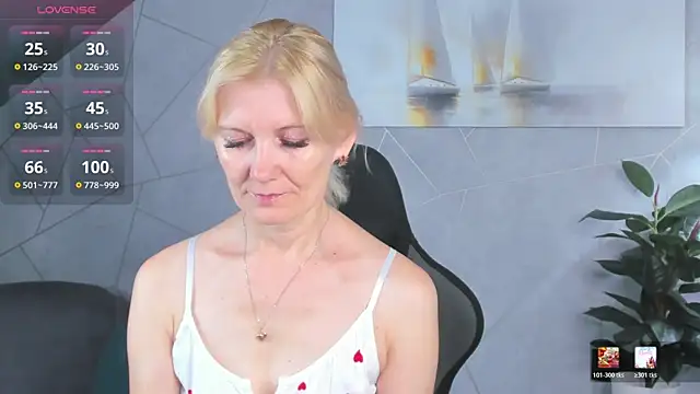 Snapshot of Julie_Lucas chatting on July 24, 12:19 am Julie Lucas online show from July 24, 12:19 am
