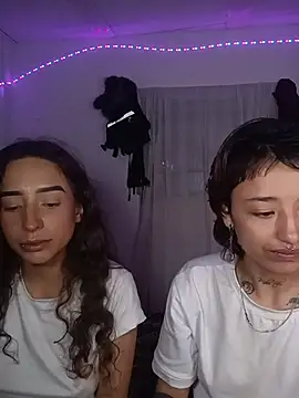 Snapshot of AlexxaAndRileyy chatting on June 26, 5:39 pm AlexxaAndRileyy online show from June 26, 5:39 pm