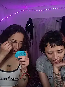 Snapshot of AlexxaAndRileyy chatting on June 28, 4:57 pm AlexxaAndRileyy online show from June 28, 4:57 pm