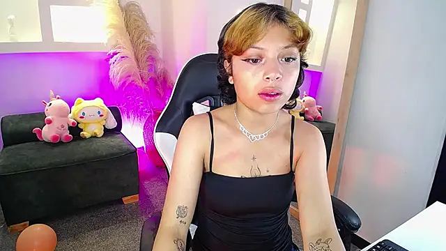 Snapshot of melodyy_as chatting on April 28, 1:05 pm melodyy as online show from April 28, 1:05 pm