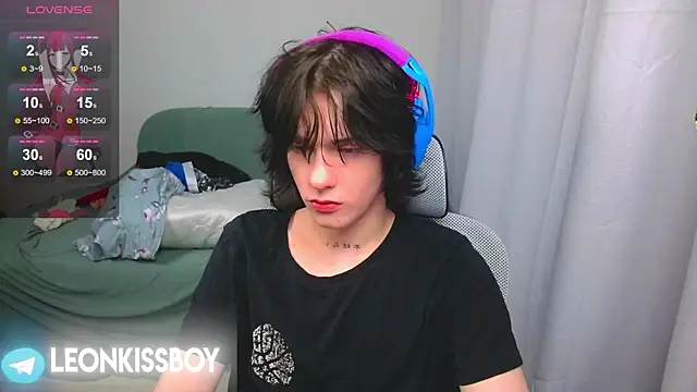 LeonBoykisser online show from April 15, 4:14 pm