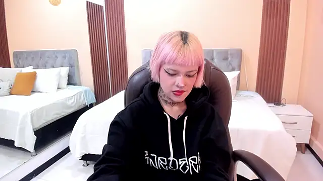 Snapshot of Bela_Craxkerr chatting on May 7, 12:54 pm Bela Craxkerr online show from May 7, 12:54 pm