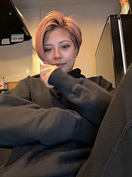 BADBITCHISAKI online show from May 1, 1:48 pm