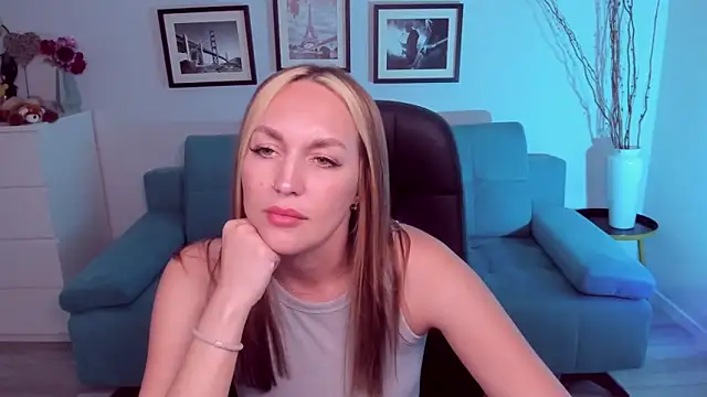 Snapshot of EvieMagical chatting on June 5, 12:00 pm EvieMagical online show from June 5, 12:00 pm