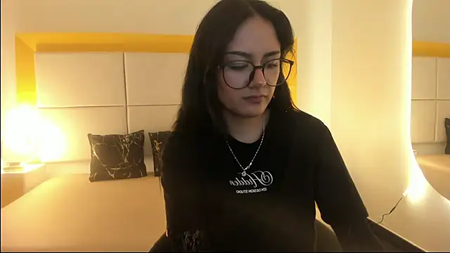 NiccolleHall online show from February 20, 1:33 pm