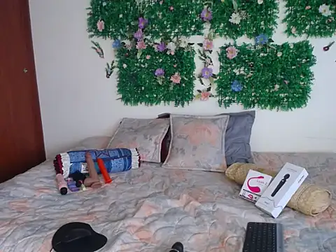 lunitabliss online show from February 15, 4:47 pm