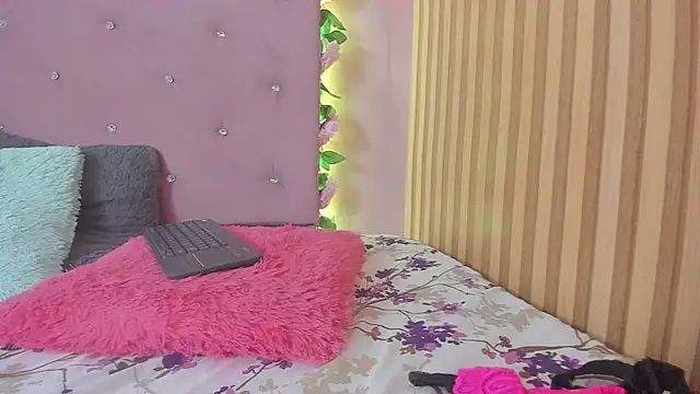 lovely  kiss   online show from April 16, 9:39 pm