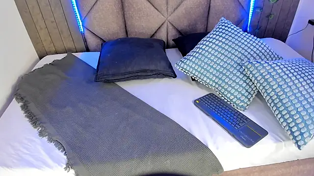 AndrewKenoxx  online show from April 1, 12:17 pm