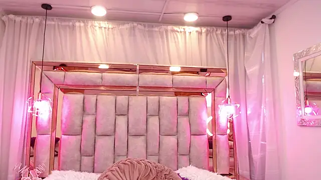 AllisonAdams  online show from April 7, 12:05 pm