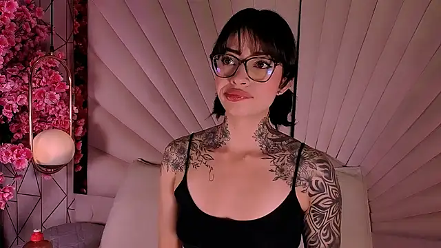 JuneCollins online show from April 21, 2:01 pm