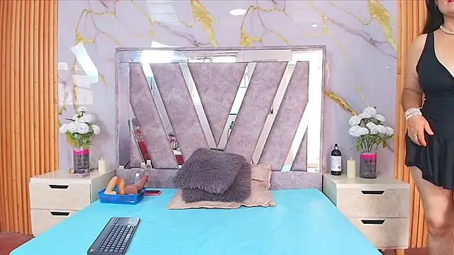 CrystallGomes online show from April 19, 4:28 pm