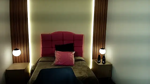 IvonneRoss  online show from February 5, 12:10 pm