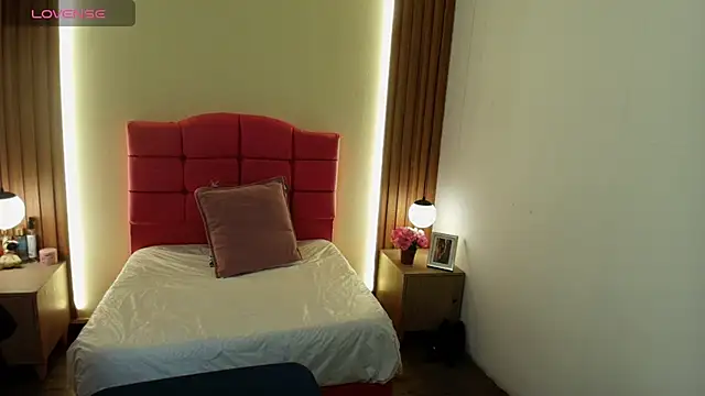 IvonneRoss  online show from April 7, 11:54 am