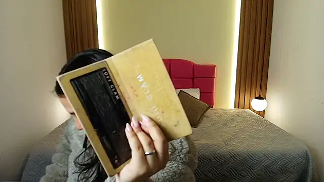 IvonneRoss  online show from April 21, 11:49 am