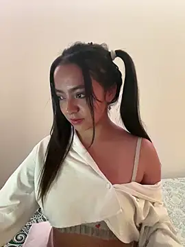 Snapshot of laraa_rous chatting on February 6, 12:26 am laraa rous online show from February 6, 12:26 am