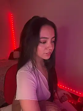 Snapshot of laraa_rous chatting on March 1, 12:01 am laraa rous online show from March 1, 12:01 am