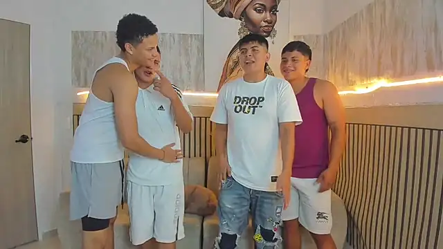 Snapshot of friendslikeplay chatting on February 2, 9:24 pm friendslikeplay online show from February 2, 9:24 pm