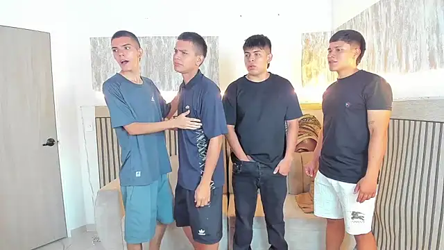 Snapshot of friendslikeplay chatting on February 6, 9:18 pm friendslikeplay online show from February 6, 9:18 pm