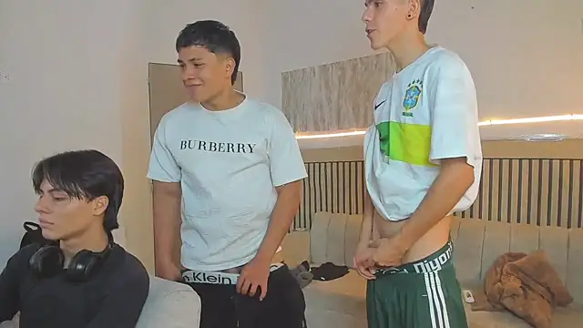 Snapshot of friendslikeplay chatting on February 11, 9:42 pm friendslikeplay online show from February 11, 9:42 pm