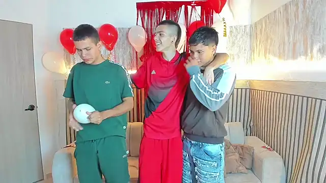 Snapshot of friendslikeplay chatting on February 14, 10:17 pm friendslikeplay online show from February 14, 10:17 pm