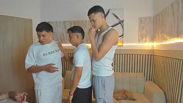 Snapshot of friendslikeplay chatting on March 4, 5:46 am friendslikeplay online show from March 4, 5:46 am