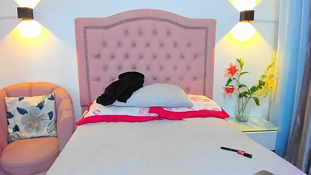 Chloekey online show from April 13, 7:30 pm