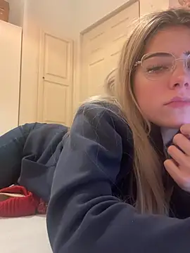 MelliMoon online show from February 19, 9:00 pm