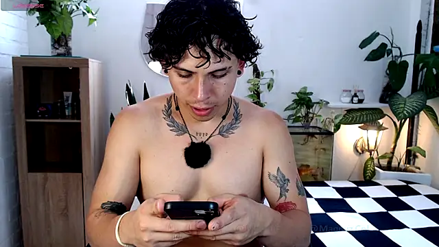 Snapshot of Magnuz_Col chatting on August 2, 4:16 pm Magnuz Col online show from August 2, 4:16 pm
