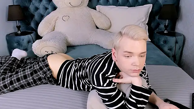 Je Salvatore online show from March 8, 6:39 am