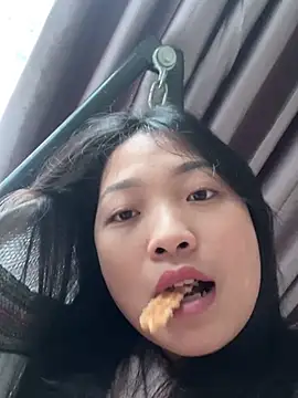 Snapshot of Lyn-be99 chatting on February 6, 2:27 am Lyn-be99 online show from February 6, 2:27 am