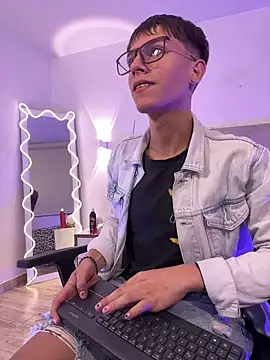 EVAN TAY online show from February 1, 3:05 am