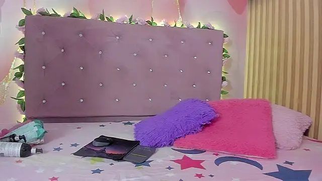 Melanie  Evans online show from April 21, 10:54 am