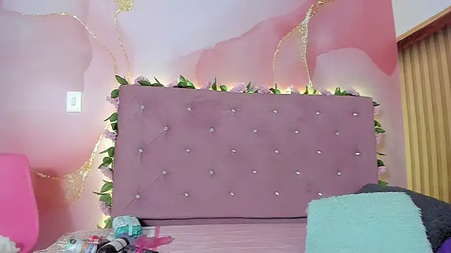 Melanie  Evans online show from April 22, 11:01 am