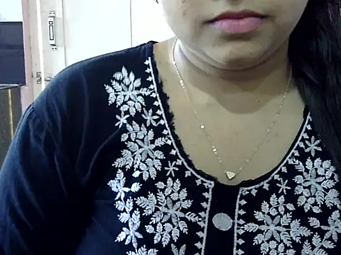 Cute Aliyaa online show from April 5, 8:55 am