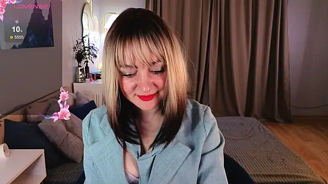 Oliiviaa  online show from February 16, 8:10 am