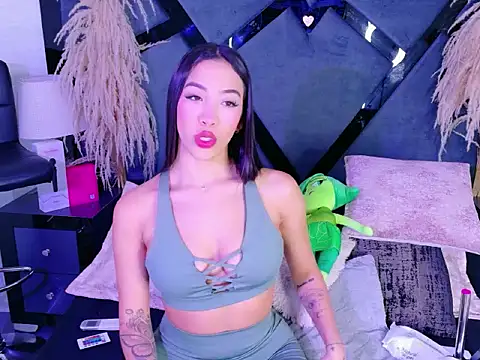 KylieWhitee online show from April 21, 1:06 pm