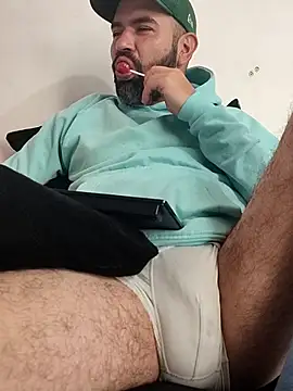 hairyandbigmann online show from April 3, 7:34 pm