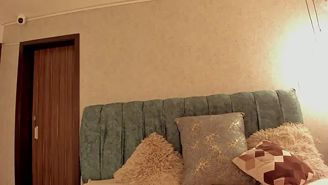 Aleera Walton online show from March 24, 7:30 pm