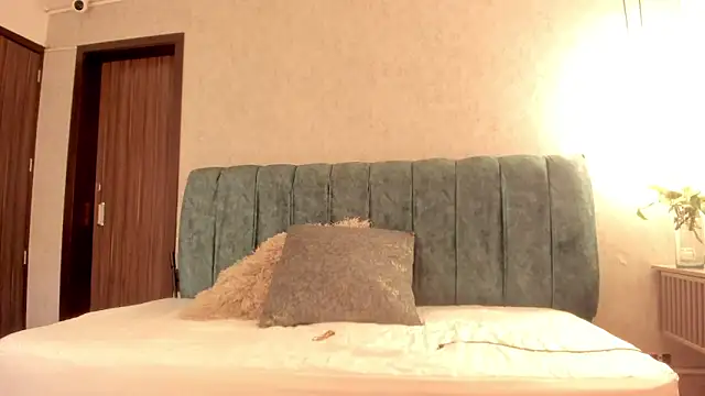 Aleera Walton online show from April 21, 8:01 pm